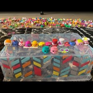 Shopkins- fashion/hat lot of sixteen